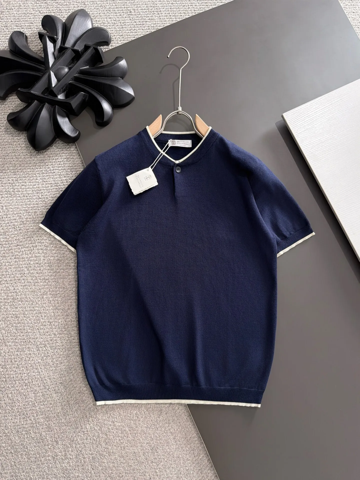 Next day shipment BC high quality-Brunello Cucineli 26ss New Arrival men's short-sleeved T-shirt. Like LP, it belongs to the same old-money style top brand. New Arrival is a top-notch brand. New Arrival Original men's casual short-sleeved. Made of combed cotton yarn knitted cotton-like fabric. Exclusive Premium custom-controlled raw materials. It feels substantial when weighed. The upper body is also more textured than ordinary T-shirts. Fashionable Versatile Hot Sale, skin-friendly and comfortable to wear, premium boutique, exquisite workmanship from Factory, great upper body, essential item for men, complete with three standards Sizes M-3XL